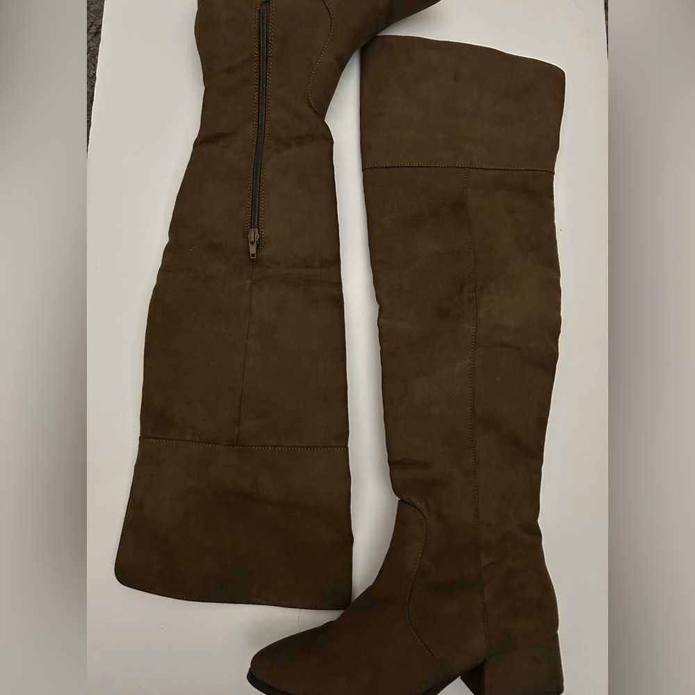 Knee-High Boots Size: 5.5 Brown/Tan
